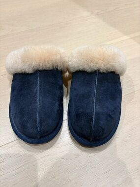 Women’s UGG slippers navy size 8 amazing condition